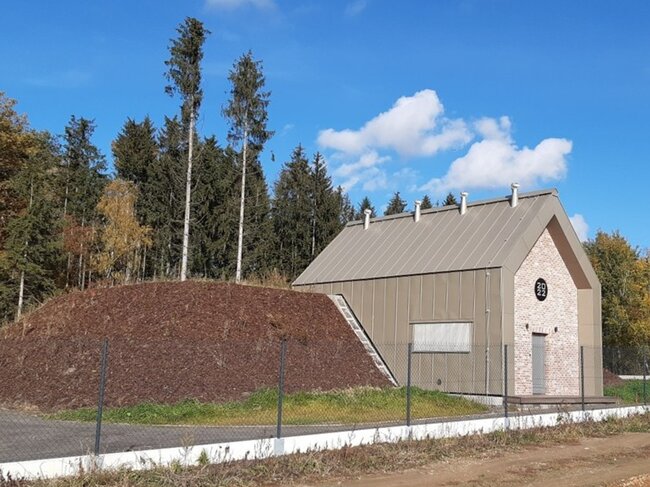 Nový vodojem u Mostku nedaleko Chocně, skrytý nad bývalými brandýskými Salabovými Lázněmi byl vyprojektován ve světlých odstínech. | © Archiv VAK Jablonné nad Orlicí, a.s.