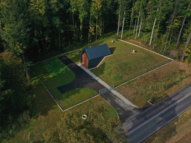 Byť se do podoby vodojemů promítl jasný a svým způsobem pro konkrétní stavby inovativní architektonický podpis, je jejich obhlídka možná pouze přes plot, který chrání stavbu i okolní vybavení. | © Archiv VAK Jablonné nad Orlicí, a.s.