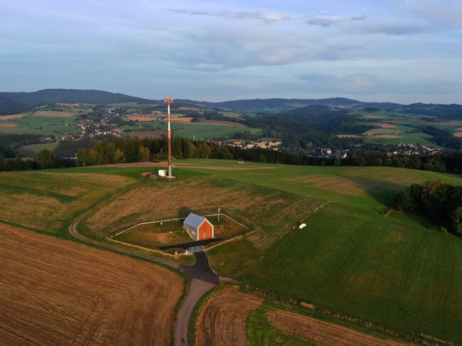 Nový vodojem ve vyhlídkové lokalitě Na židově kopci u Mistrovic nedaleko Jablonného nad Orlicí je naopak opláštěn světlým plechem a dřevem. | © Archiv VAK Jablonné nad Orlicí, a.s.