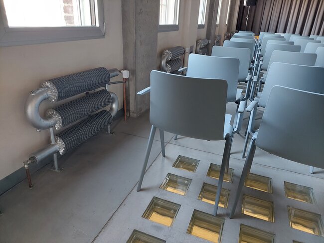 Pardubice, Automatické mlýny – instalované žebrové radiátory Spiral v konferenčním sále objektu sila | © Archiv ISAN Radiátory s.r.o.