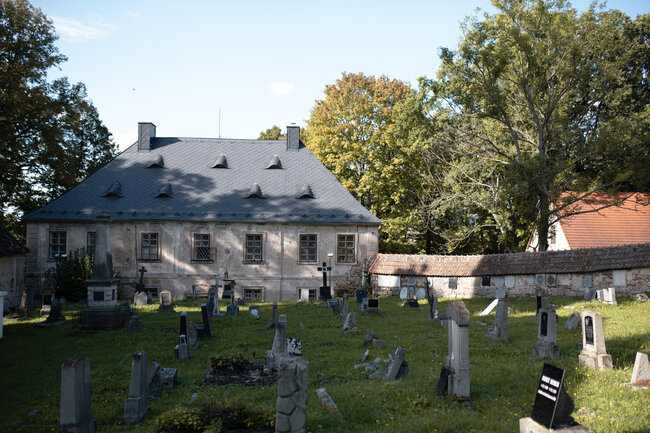 Fara s přilehlým hřbitovem | © Apolena Typltová