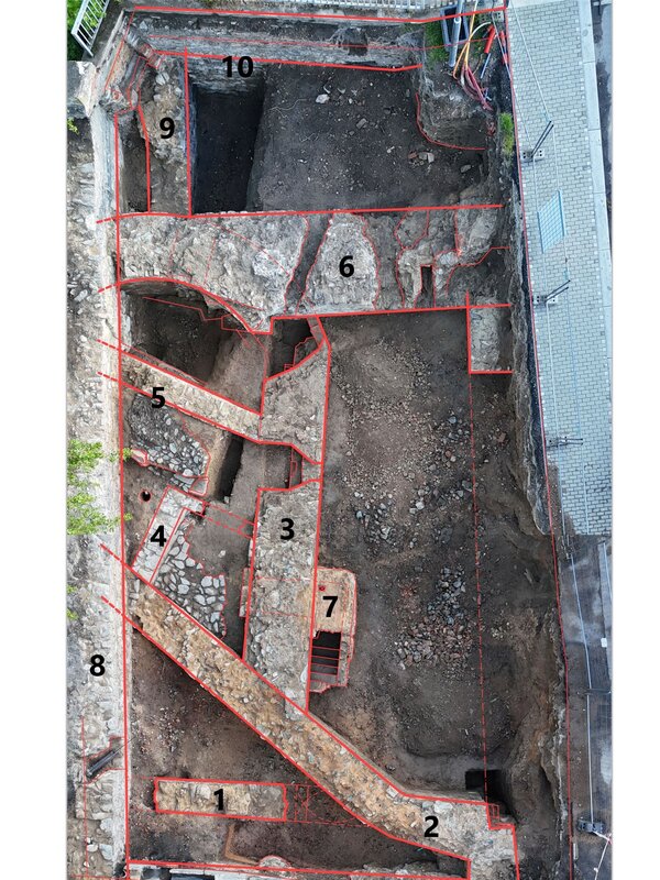 Pohled z ptačí perspektivy na archeologické naleziště v Kamenné ulici v Chebu. | © Barbora Jančulová, úprava Martin Plevný a Michal Beránek