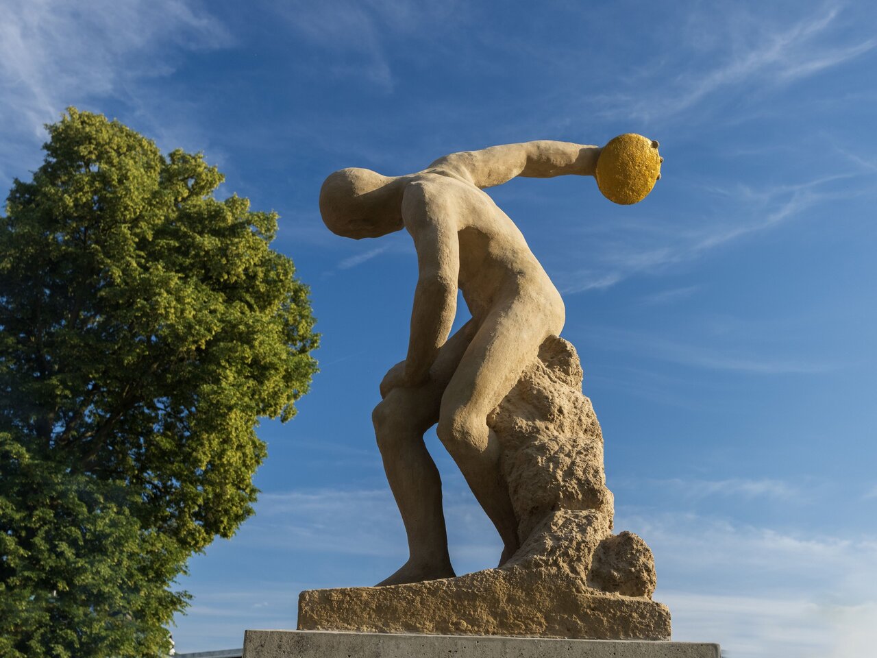 Socha antického atleta Diskobola od akademického sochaře Martina Poláka z roku 1933 | © Město Jevíčko Socha antického atleta Diskobola od akademického sochaře Martina Poláka z roku 1933 | © Město Jevíčko