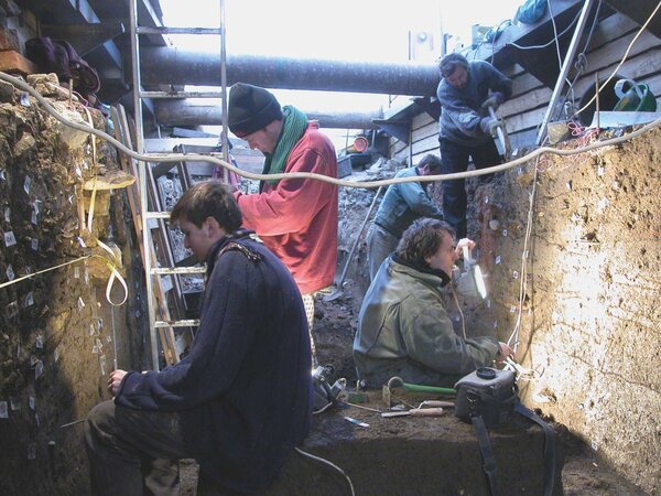 Terénní každodennost – dokumentační práce. Výzkum zaniklé středověké osady Nebovidy na Malé Straně (dnes areál hotelu Mandarin) | ©  NPÚ, foto M. Kalíšek, 2005  