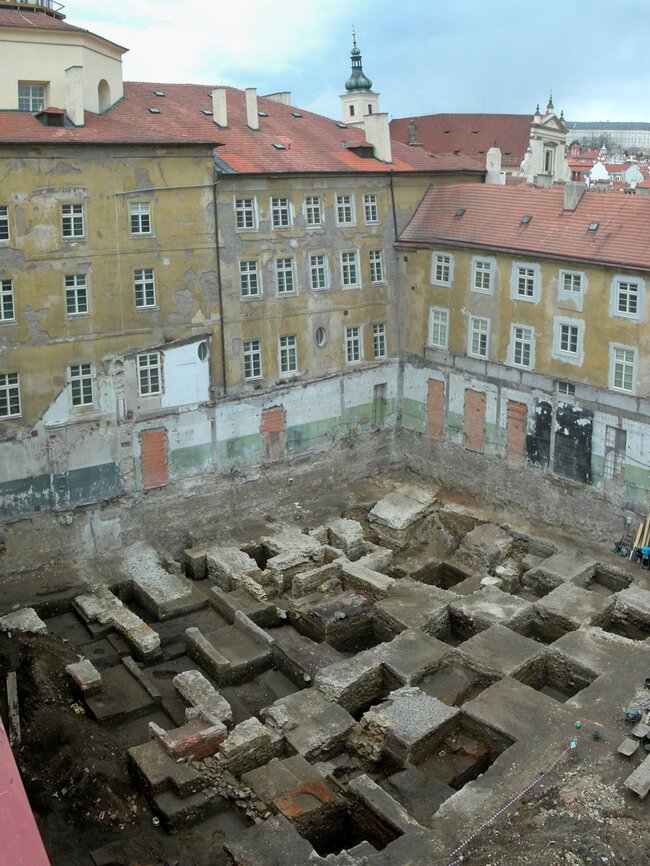Plocha archeologického výzkumu v areálu bývalého dominikánského kláštera u sv. Maří Magdalény na Malé Straně v Karmelitské ulici (dnes Hotel Mandarin)  | © NPÚ, foto M. Tryml, 2003
