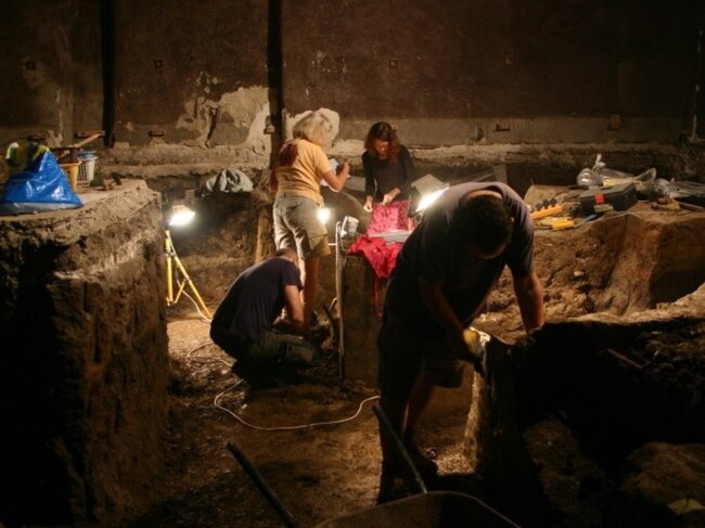 Dokumentace raně středověkého opevnění Malé Strany v místě Lichtenštejnského paláce (Divadlo Inspirace) | © NPÚ, foto M. Müller, 2014