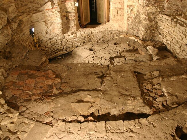 Vnitřní prostor románské rotundy sv. Václava na Malostranském náměstí po ukončení archeologického výzkumu. Nález a cesta ke zpřístupnění této zaniklé svatyně byly završeny několika cenami (mj. Patrimonium pro futuro 2016 a Europa Nostra 2018) | © NPÚ, foto L. Smutka, 2005