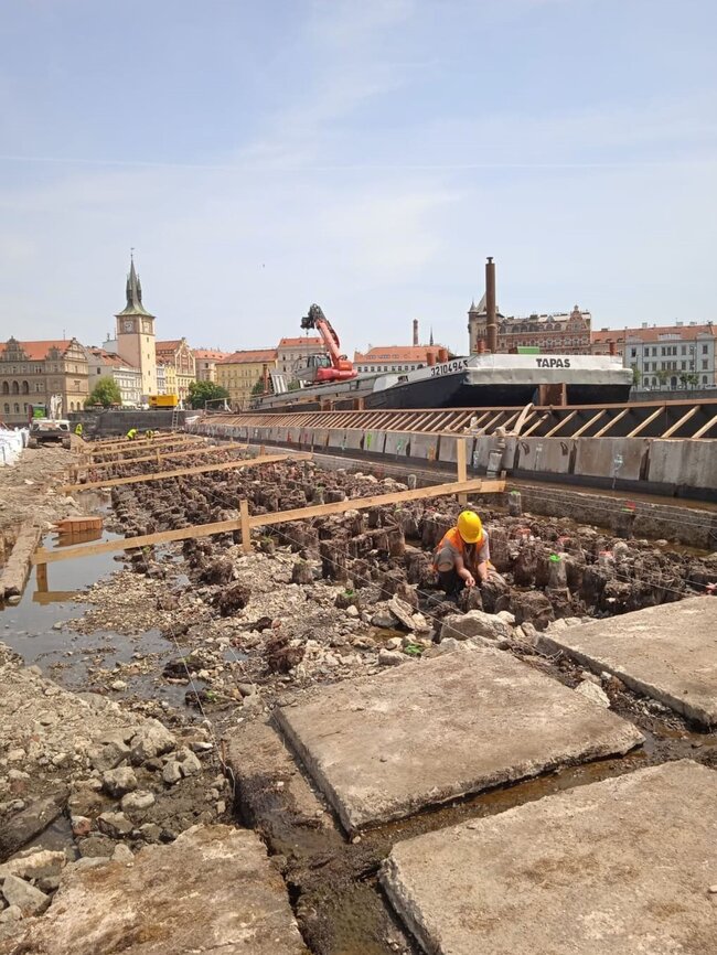 Archeologové na Vltavě, dokumentační práce a odběr vzorků při opravě Staroměstského jezu  | © NPÚ, foto F. Flek 2021 