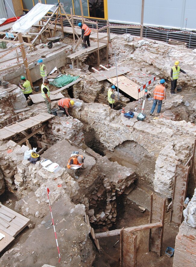 Okolí stanice metra Národní třída u Spálené ulice (dnes plocha OC Quadrio). Archeologický výzkum dvorních částí původní novoměstské zástavby na místě bývalých čp. 69 a 70 | © F. Malý, 2010