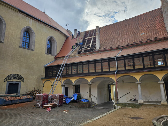 Postupná výměna dožilých dřevěných prvků | © Archiv Sdružení historických sídel Čech, Moravy a Slezska