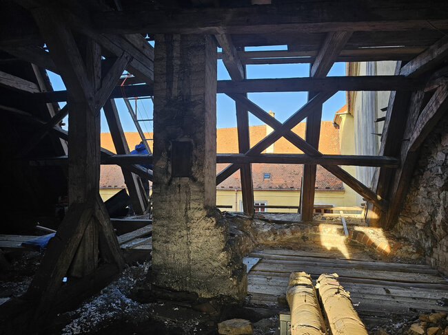 Práce v detailu z prostoru krovu | © Archiv Sdružení historických sídel Čech, Moravy a Slezska