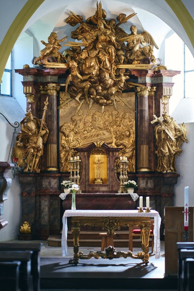 Hlavní oltář Nanebevzetí Panny Marie v kostele Nanebevzetí Panny Marie v Nedělištích | © Královéhradecký kraj