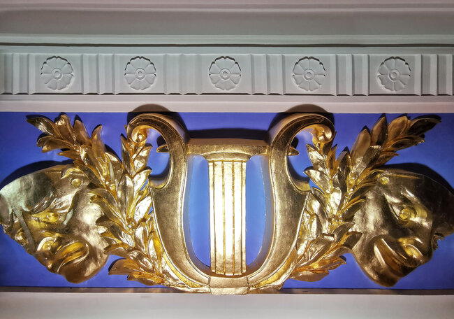 Divadelní sál, lyra a divadelní masky nad portálem jeviště | © Lubomír Zeman, NPÚ ÚOP v Lokti