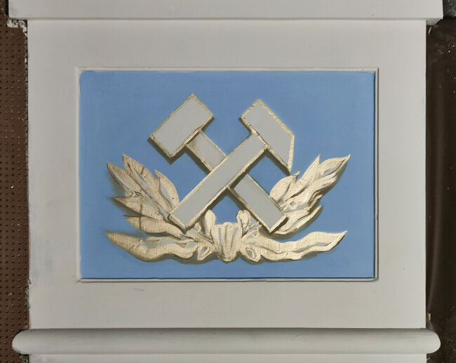 Divadelní sál, obnovený emblém hornických zkřížených kladívek, mlátku a želízka | © Lubomír Zeman, NPÚ ÚOP v Lokti