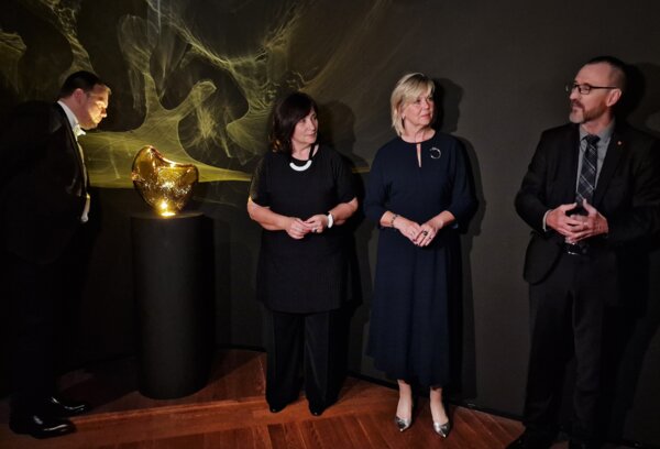 Výstavu Vltava slavná & splavná zahájili Martin Baxa, Naďa Goryczková, Eva Pavlová a Petr Pavelec. K vidění je v Jízdárně Pražského hradu do 4. ledna 2026. | © Jan Hodač