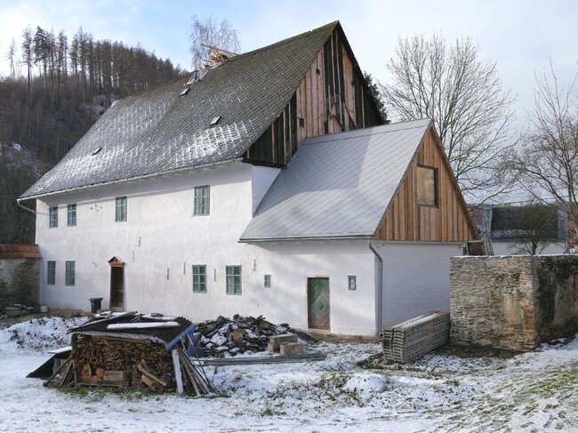 Pohled od severovýchodu na obnovenou faru v roce 2024 | © Jakub Ivánek