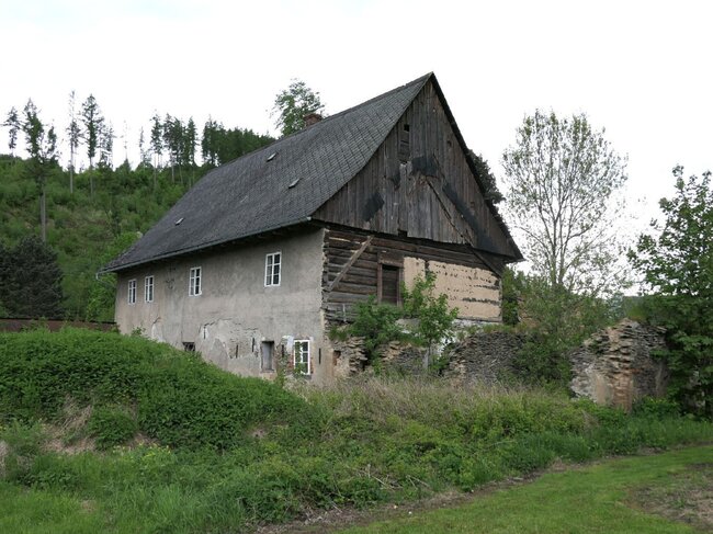 Pohled na faru před rekonstrukcí od severovýchodu v roce 2021 | © Jakub Ivánek