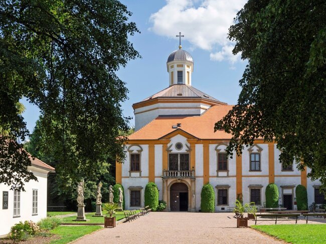 V Cholticích letos firma dokončila rekonstrukci střechy barokní kaple sv. Romedia.  | © Archiv společnosti H&B delta (Jan Žamboch)