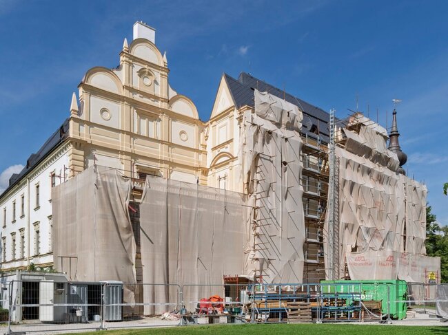 Po několika letech se řemeslníci vrací na zámek v Bartošovicích, k opravě fasády hlavního průčelí, výměně klempířských prvků a restaurování terakotových zábradlí. | © Archiv společnosti H&B delta (Jan Žamboch)