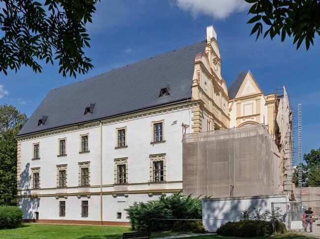 Po několika letech se řemeslníci vrací na zámek v Bartošovicích, k opravě fasády hlavního průčelí, výměně klempířských prvků a restaurování terakotových zábradlí. | © Archiv společnosti H&B delta (Jan Žamboch)