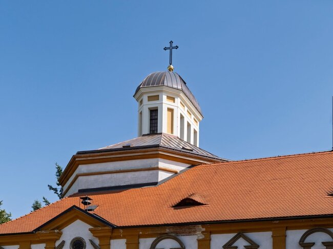 V Cholticích letos firma dokončila rekonstrukci střechy barokní kaple sv. Romedia.  | © Archiv společnosti H&B delta (Jan Žamboch)