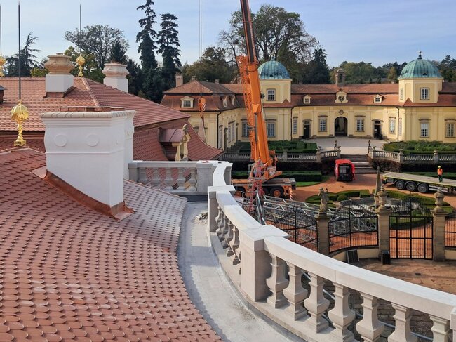 Na zámku Buchlovice, kde právě probíhá rozsáhlá rekonstrukce střech, přivítala  společnosti H&B delta též studenty stavebních škol. | © Archiv společnosti H&B delta (Jan Žamboch)