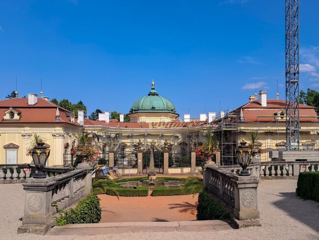 Na zámku Buchlovice, kde právě probíhá rozsáhlá rekonstrukce střech, přivítala  společnosti H&B delta též studenty stavebních škol. | © Archiv společnosti H&B delta (Jan Žamboch)