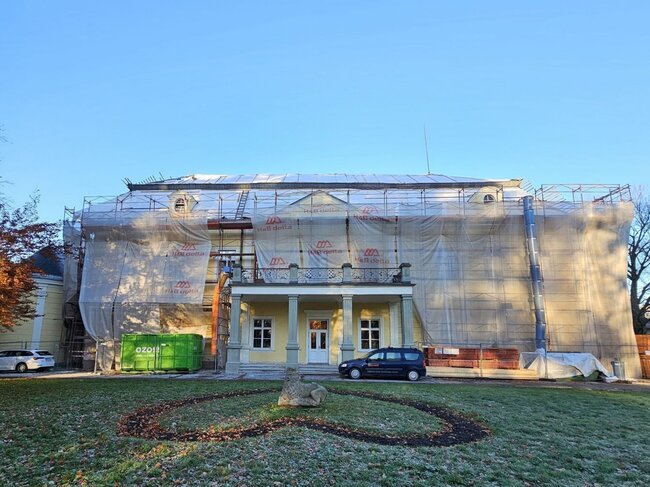 Na zámku Paskov se provádí rekonstrukce střechy, nové fasády, zastřešení atria, podlahy, topení, elektroinstalace, omítky | © Archiv společnosti H&B delta (Jan Žamboch)