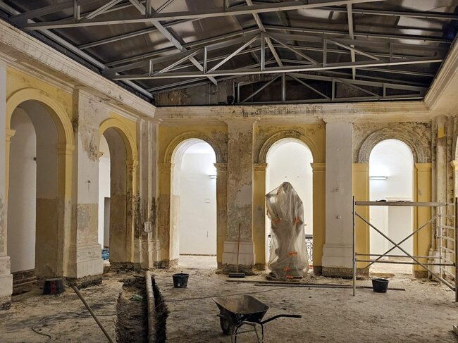 Na zámku Paskov se provádí rekonstrukce střechy, nové fasády, zastřešení atria, podlahy, topení, elektroinstalace, omítky | © Archiv společnosti H&B delta (Jan Žamboch)