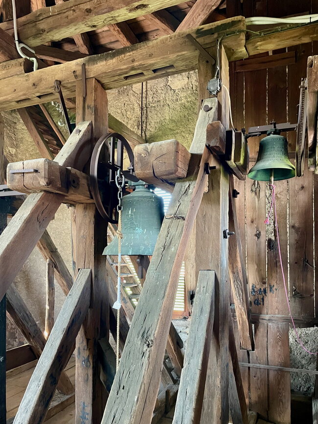 Dva zvony ve zvonové stolici před rekonstrukcí | © Tomáš Koňařík