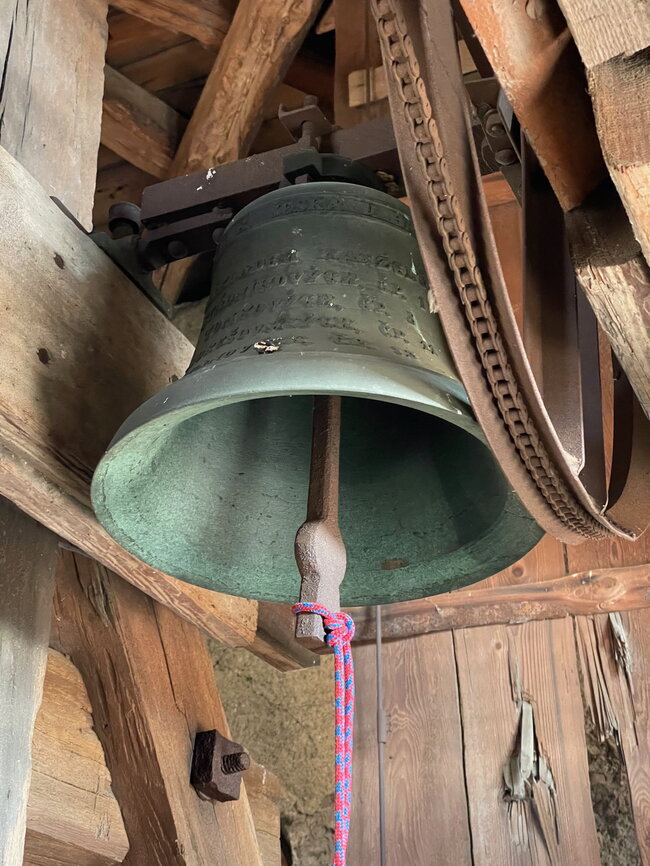 Zvonek z roku 1950, odlitý čtyřmi rodinami z Jenečku | © Tomáš Koňařík