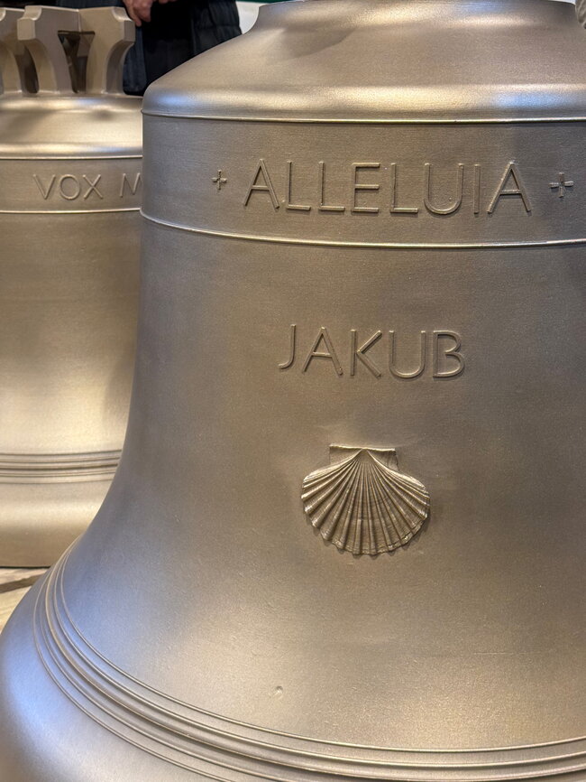 Mušle sv. Jakuba na větším zvonu | © Tomáš Koňařík