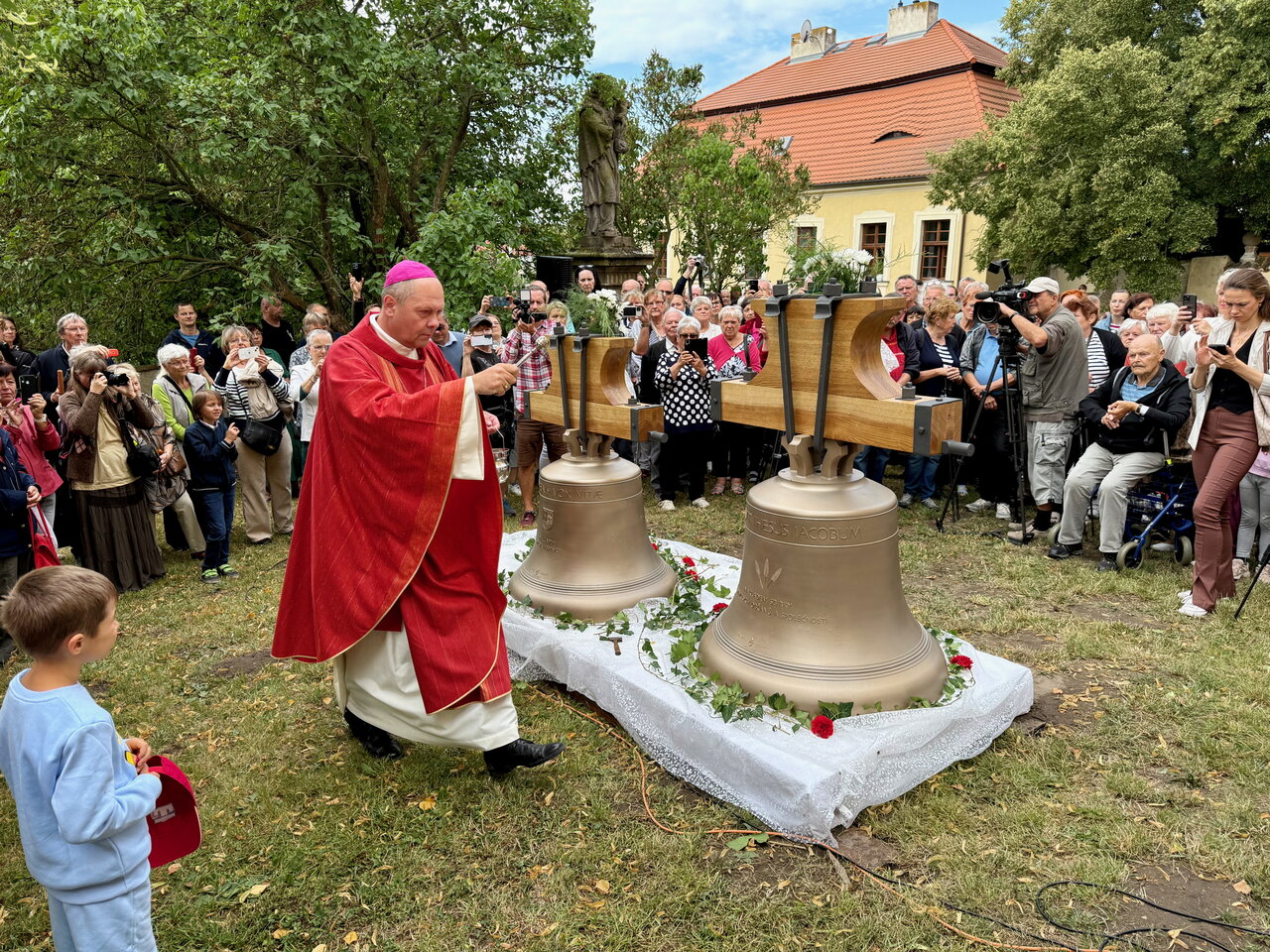Biskup Zdenek Wasserbauer žehná nové zvony. | © Tomáš Koňařík