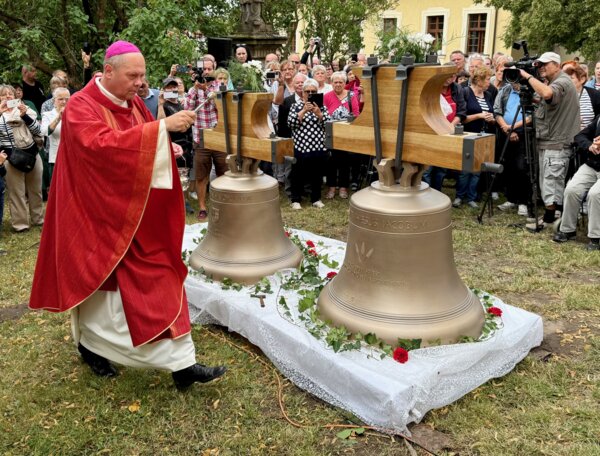 Biskup Zdenek Wasserbauer žehná nové zvony. | © Tomáš Koňařík