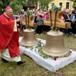 Biskup Zdenek Wasserbauer žehná nové zvony. | © Tomáš Koňařík