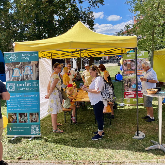 Stánek spolku Hostivické zvony na městských slavnostech v Hostivici | © Tomáš Koňařík