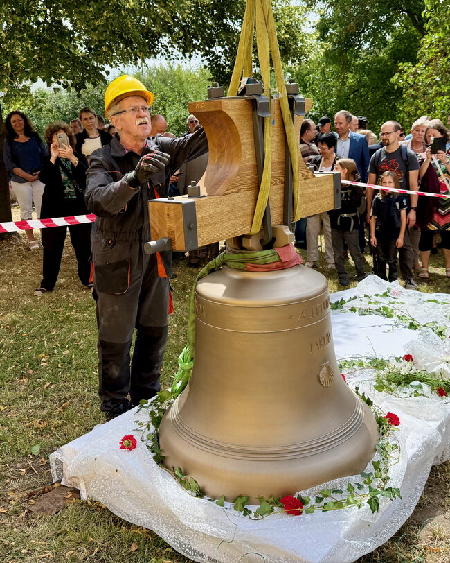 Zvonař Petr Rudolf Manoušek kontroluje úvazy Jakuba před vyzdvižením na věž. | © Tomáš Koňařík