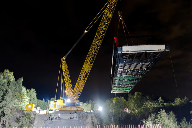 Transport se prováděl speciálním jeřábem. | © Petr Eret