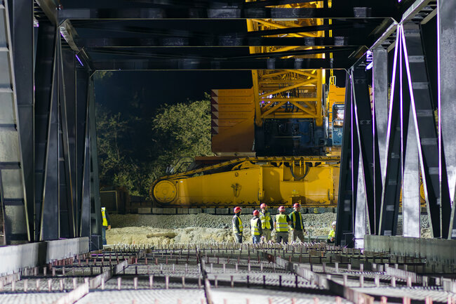 Pohled z tělesa mostu na jeřáb | © Petr Eret