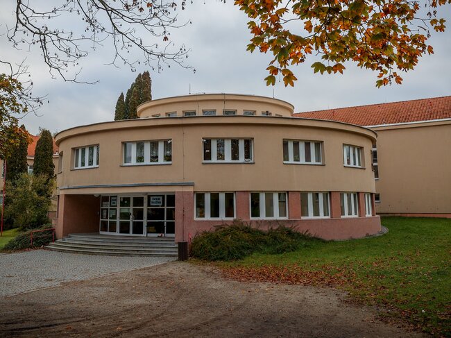 Týn nad Vltavou, Základní škola Týn nad Vltavou, Malá Strana (dříve Základní devítiletá škola), v roce 2024 | © David Peltán