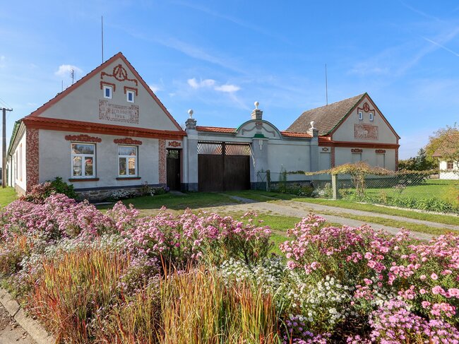 Záluží u Vlastiboře, venkovská usedlost čp. 12, úprava pojetí fasády průčelí z roku 1928 (v roce 2024) | © David Peltán