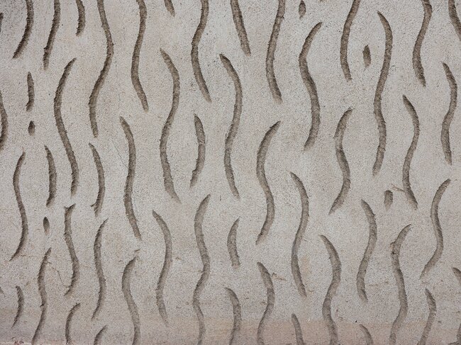 Týn nad Vltavou, Základní škola Týn nad Vltavou, Malá Strana (dříve Základní devítiletá škola), detail rýhované omítky | © David Peltán