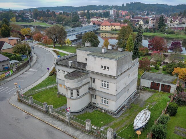 Týn nad Vltavou, Bargerova vila, Adolf Beneš, příklad kvalitní puristické stavby (v roce 2024) | © David Peltán