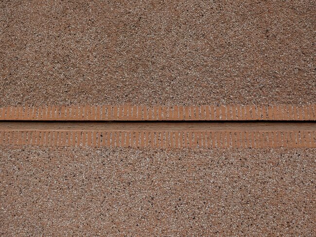 Písek, Harantova ulice, dům čp. 1542/29, detail povrchu vymývané omítky se šanýrem | © David Peltán