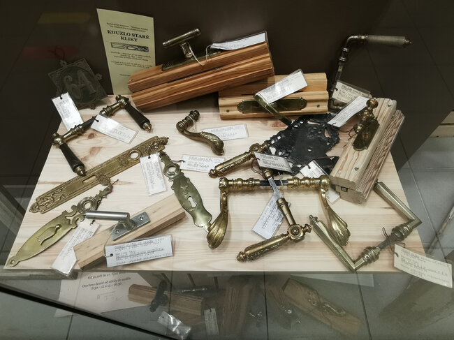 Soubor okenních klik se štítky a okenních oliv se zámky, výstava v Karlovarské krajské nemocnici | © Lubomír Zeman