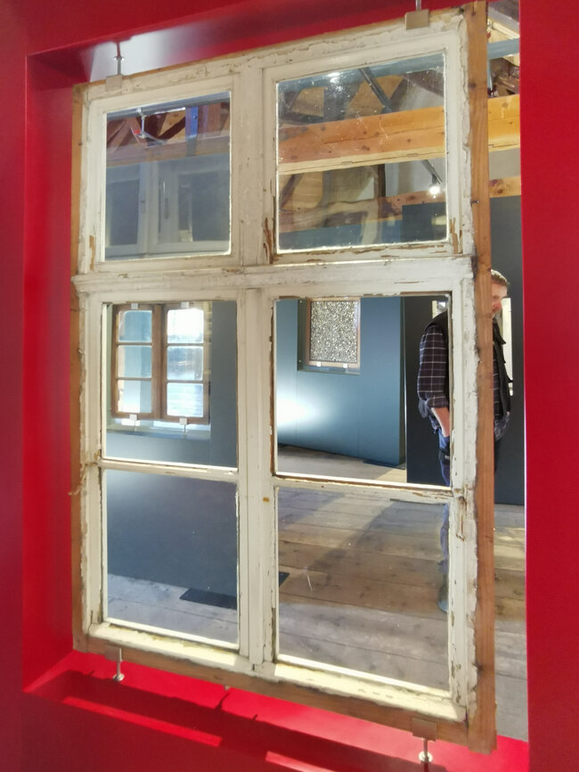 Okno barokního typu s křížovým dělením, stálá expozice NTM v Plasích | © Lubomír Zeman