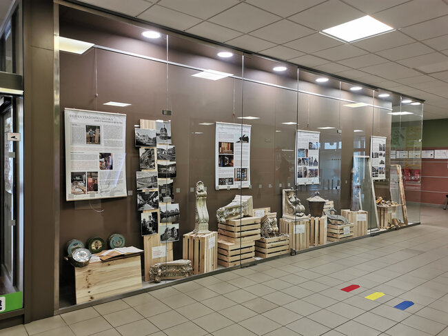 Celkový pohled na prosklenou vitrínu, výstava v Karlovarské krajské nemocnici | © Lubomír Zeman