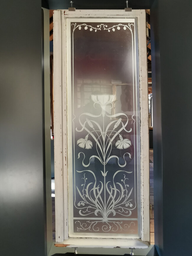 Dekorativní leptané sklo okenního křídla, stálá expozice NTM v Plasích | © Lubomír Zeman