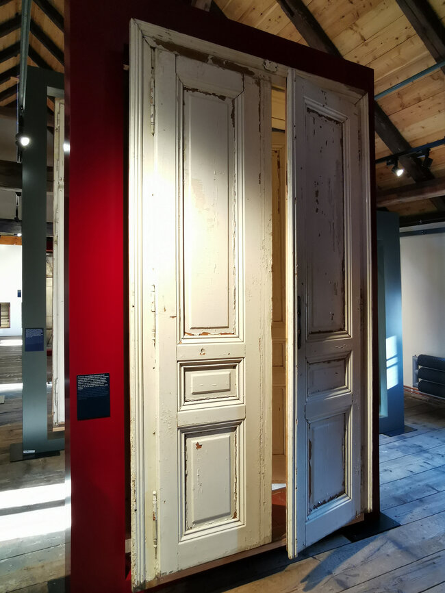 Dvoukřídlé rámové dveře s kazetovými výplněmi, stálá expozice NTM v Plasích | © Lubomír Zeman