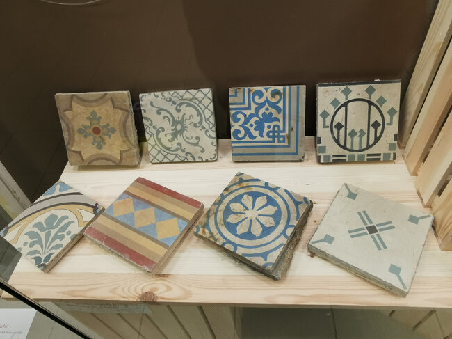 Různé typy keramických dlaždic, výstava v Karlovarské krajské nemocnici | © Lubomír Zeman